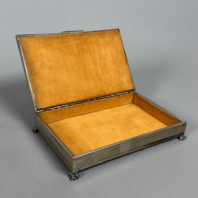 A refined rectangular jewelry box dating back to the early 1980s (1982). A classic piece of Italian silverware, ideal for...