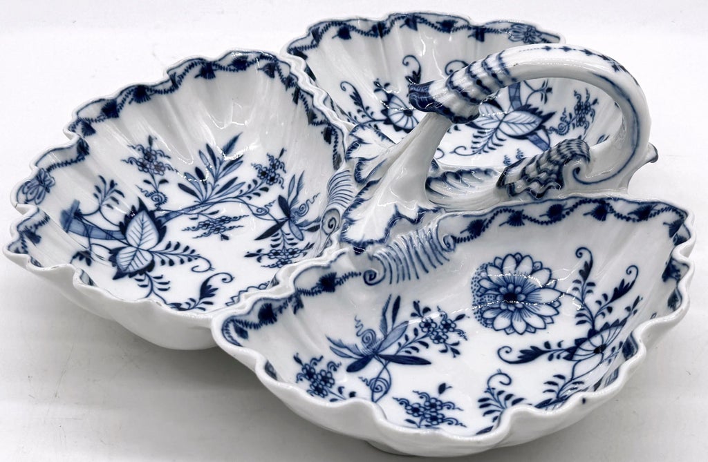 食器 Meissen, antique 19th Century Meissen Blue Onion, Handled Three Section Shell Dish