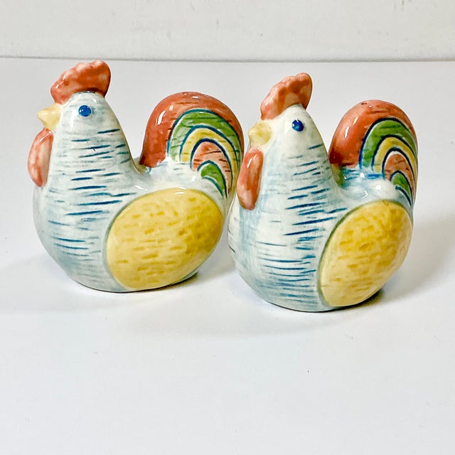 Ceramic 1980s Vintage Boho Chic Farmhouse Studio Pottery Style Rooster Salt & Pepper Shakers - A Pair. For Sale - Image 7 of 8