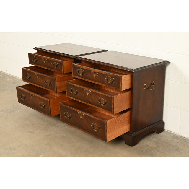 Wood Baker Furniture Style Georgian Banded Flame Mahogany and Burlwood Three-Drawer Bedside Chests, Pair For Sale - Image 7 of 14