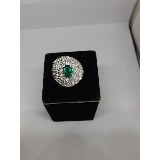 Natural Emerald Ring with 1.31 Carats Diamond & Emerald 1.94 Cts in 18k Gold For Sale - Image 4 of 6