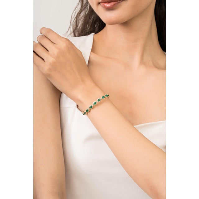 Art Deco Luxury 8.55ct Emerald Diamond Halo Vintage Tennis Bracelet 18k Yellow Gold For Sale - Image 3 of 13