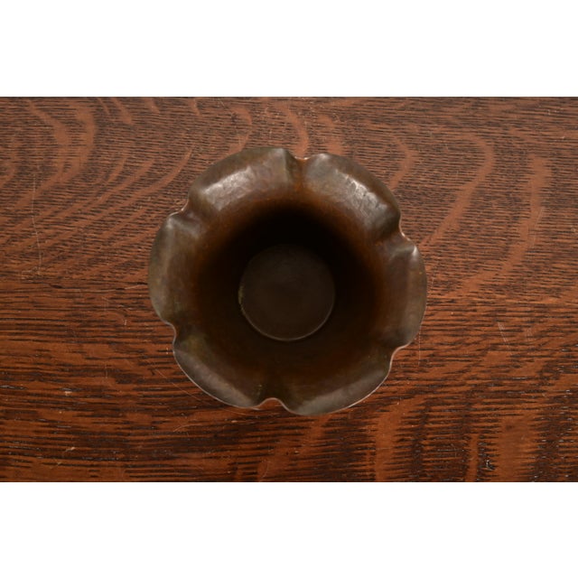1920s Roycroft Arts & Crafts Hammered Copper Vase With Scalloped Edge, Circa 1920s For Sale - Image 5 of 9