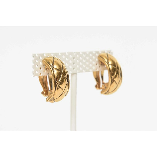 Chanel Vintage Chanel Quilted Gold Plated Door Knocker Clip on Earrings, 1980's For Sale - Image 4 of 12