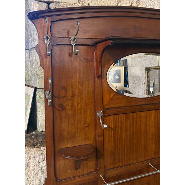 Art Deco Walnut Entrance Hall, 1920s, in Flawless conditions. Designed 1920 to 1949