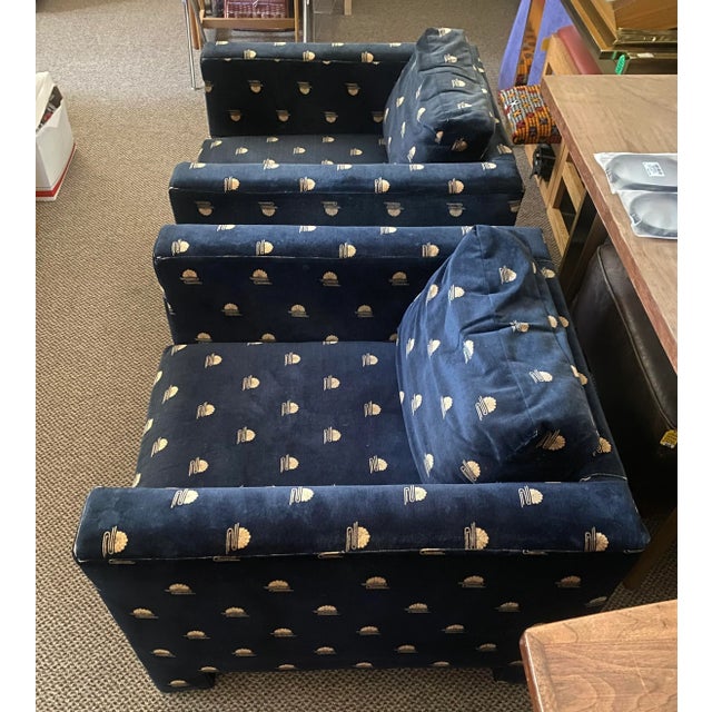 Hollywood Regency 1980s Pair of Parsons Style Club Chairs in Deep Blue Velvet With an Abstract Sunset Motif Pattern For Sale - Image 3 of 8