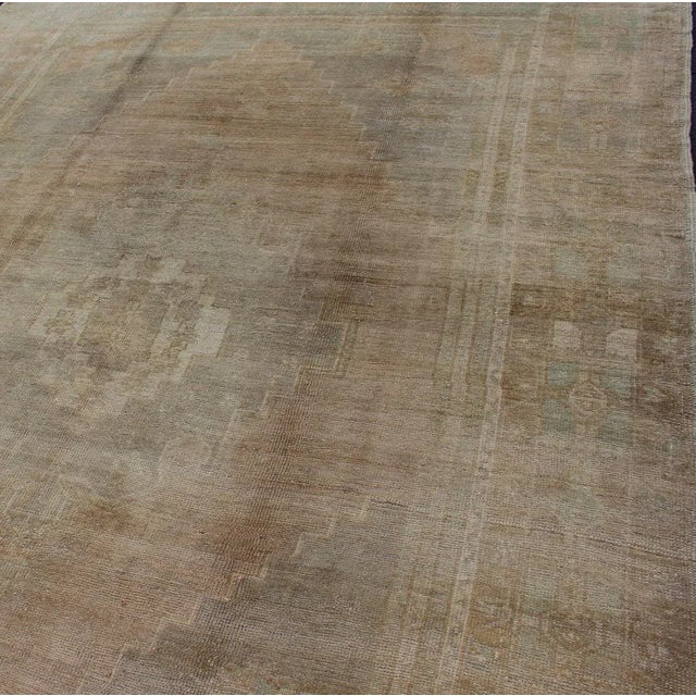 Mid 20th Century Mid 20th Century Faded Vintage Turkish Oushak Rug With Medallion Design in Taupe Tan Gray For Sale - Image 5 of 13