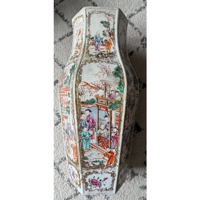 Late 18th Century Qing Dynasty Export Famille Rose Mandarin Hexagonal Floor Vase Featuring Scenes of Courtly Life and Gold Gilt Foo Dog Lid For Sale - Image 4 of 12