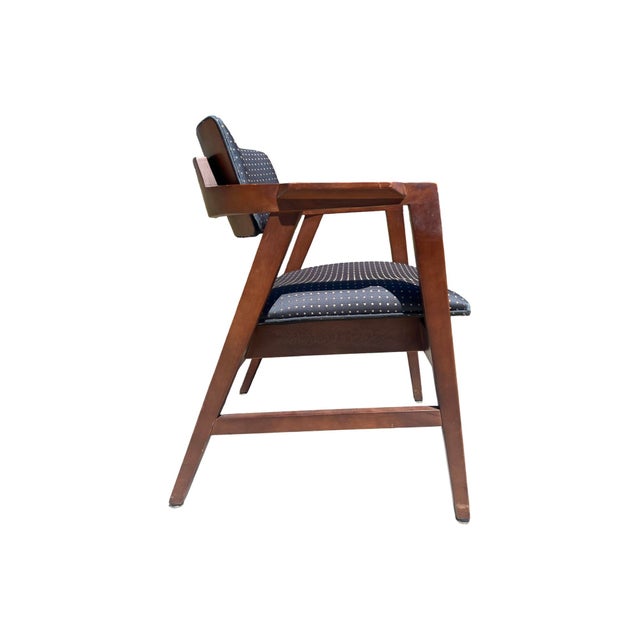We have for your consideration a gunlocke floating back chair.we have 9 available and this listing is for only one chair....