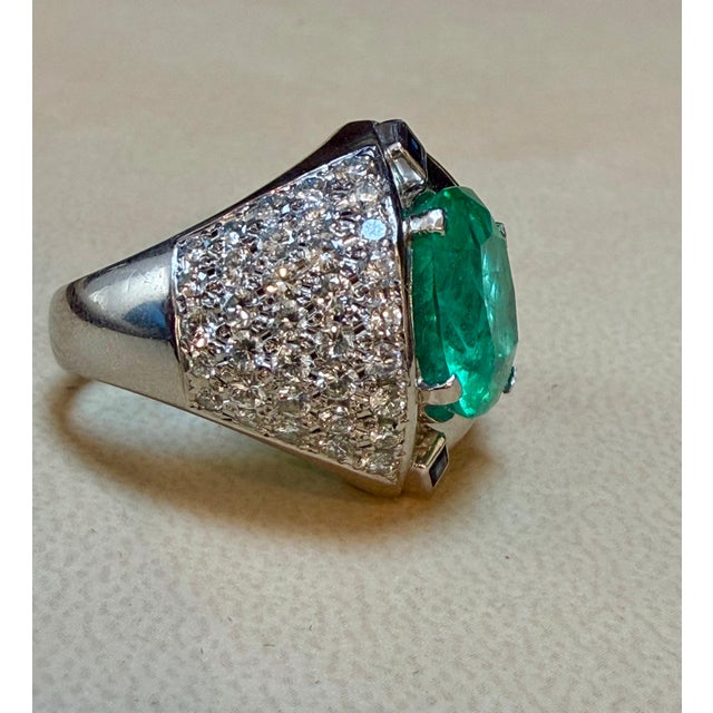 9 Ct Cushion Colombian Emerald & Diamond 2.5 Ct Ring Platinum Ring, Estate For Sale - Image 4 of 8