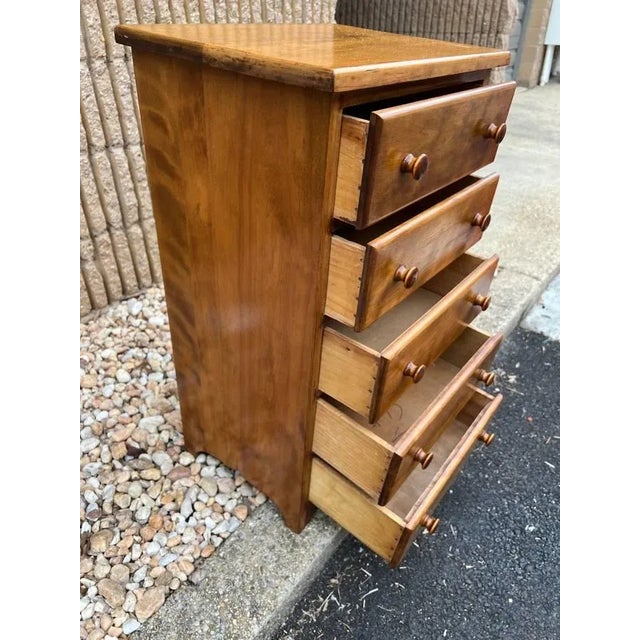 Pair of Vintage Early American Primitive Style Solid Tiger Maple Nightstands Small Chests For Sale In Washington DC - Image 6 of 12
