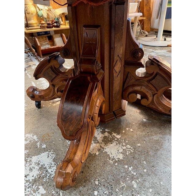 Italian Regency Walnut Round Extension Dining Table ( 4 Leaves )( 18th-Early 19th Century) For Sale - Image 4 of 6