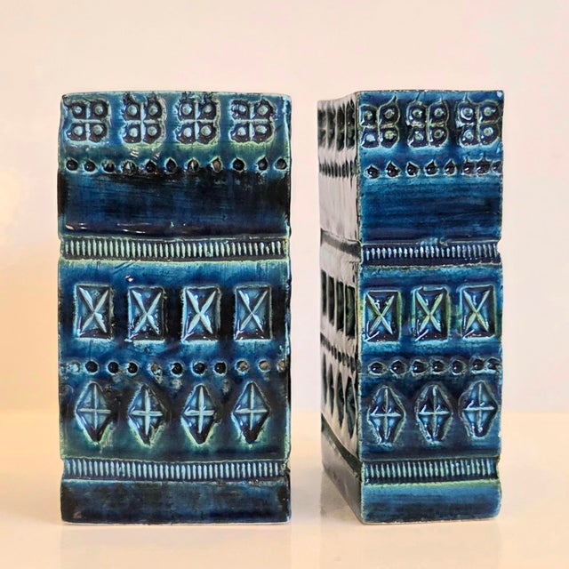Unique character of the simple geometric form through the individual embossing of the surface and the color gradations....
