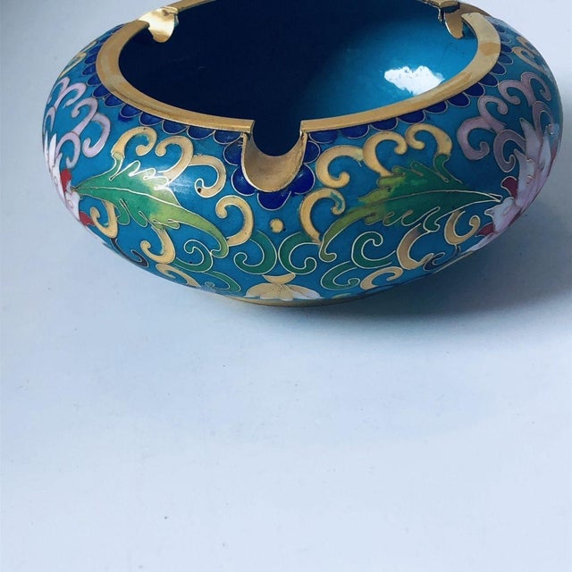 Vintage Chinese Cloisonné Ashtray | Turquoise Ground Lotus Motif With Gilt Rim For Sale In Los Angeles - Image 6 of 7