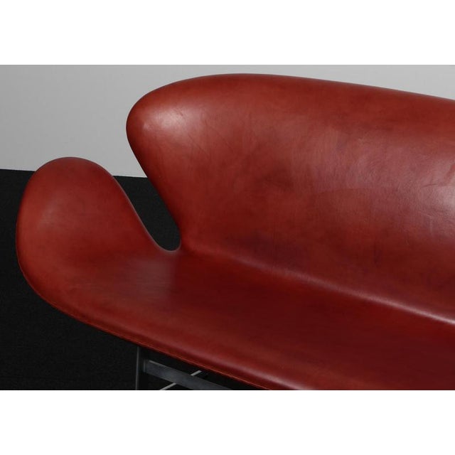 Metal Full Grain Aniline Leather Swan Sofa by Arne Jacobsen for Fritz Hansen For Sale - Image 7 of 11