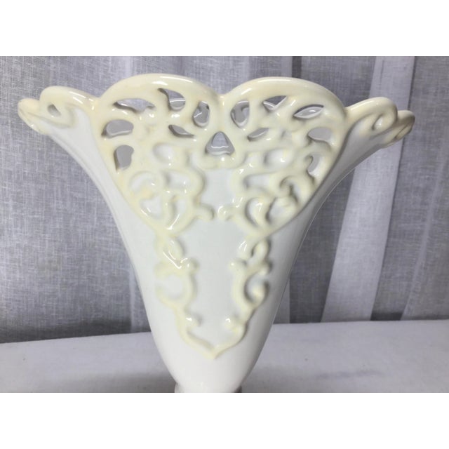 Mid 20th Century Vintage Victorian Boho Chic Two-Tone Fan White Fan Vase. For Sale - Image 5 of 7