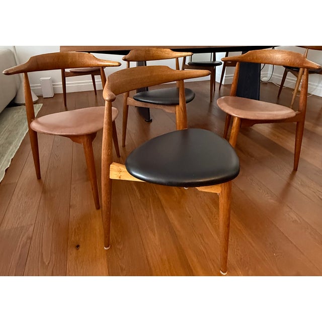 1950s Attributed to Hans J. Wegner Heart 3 Legged Chairs - 4 Black/4Cognac Leather Seats For Sale - Image 4 of 9