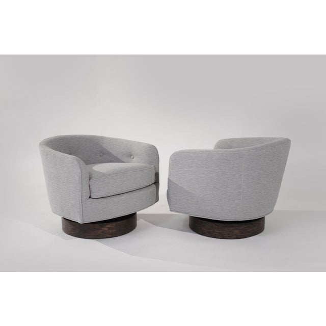 Mid-Century Modern Set of 2 Swivel Tilt Lounge Chairs by Milo Baughman, Circa 1960s For Sale - Image 3 of 11