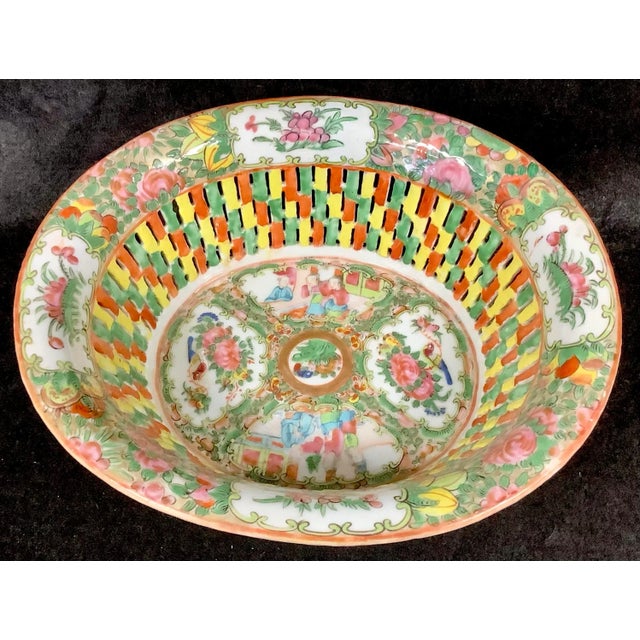 Chinese 19th Century Chinese Rose Medallion Reticulated Porcelain Basket For Sale - Image 3 of 9