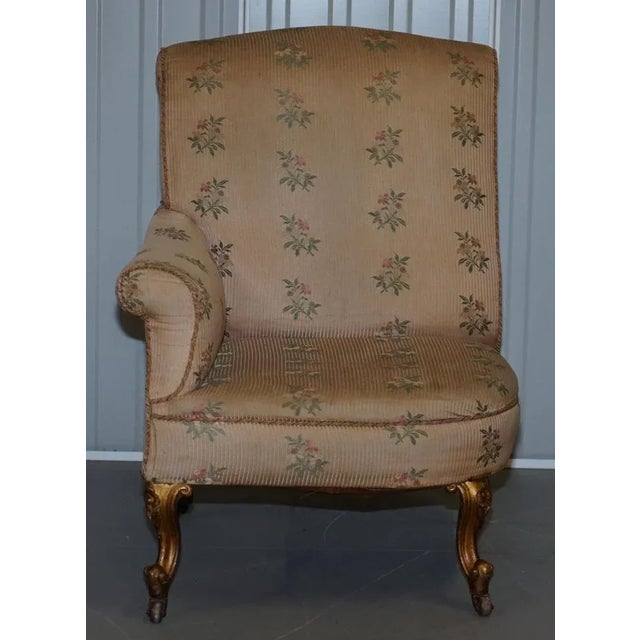 Set of Victorian Asymmetrical Armchairs in Giltwood with Embroidered Bird Covers For Sale - Image 4 of 18