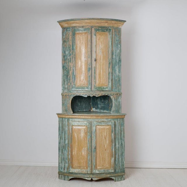 Antique corner cabinet from the Swedish gustavian period. Made by hand in Northern Sweden around 1820 with a frame in...