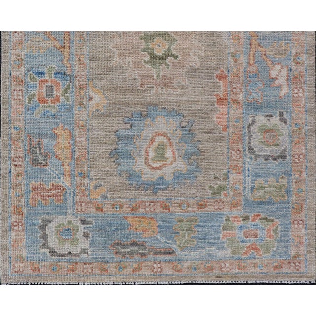 Modern Floral Oushak With Sandy-Brown Background and a Sky Blue Border 2'7" X 4'0" For Sale - Image 4 of 10