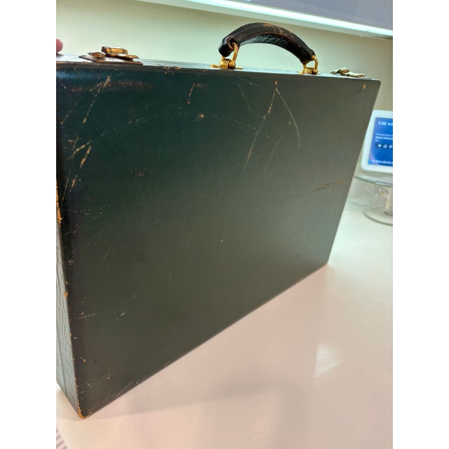 Forest Green Complete Vintage Asprey London Backgammon Set With Bakelite Checkers – 38 Pieces For Sale - Image 8 of 13