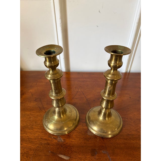 English Pair of English Polished Brass Candlesticks, 19th Century For Sale - Image 3 of 4