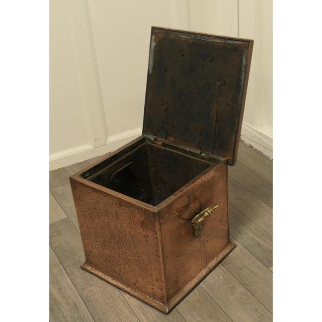 Late 19th Century Hand Beaten Arts and Crafts Copper Coal Box, 1880 For Sale - Image 5 of 9