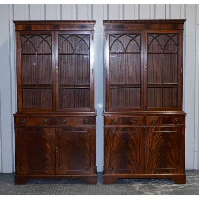This impressive pair of display cabinets is crafted in the Georgian style, combining elegant proportions with classic...