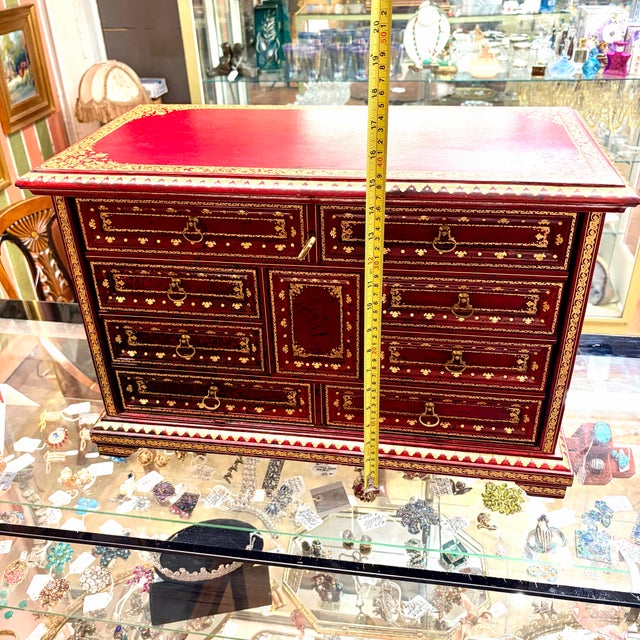Mid 20th Century Bullock’s Wilshire Italian Florentine Tantalus Cocktail Chest With Crystal Decanters & Glasses - Set of 10 For Sale In Los Angeles - Image 6 of 12