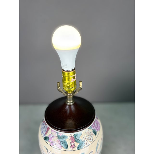 1980s Chinoiserie Style Famille Rose Table Lamp Ceramic and Wood For Sale - Image 4 of 6
