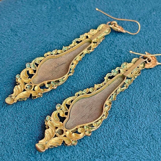 Georgian Enamel Birds Pinchbeck Earrings and Brooch Set Demi-Parure, Circa 1830, Set of 3 For Sale - Image 4 of 12