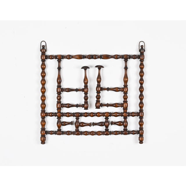 Marvelous Victorian coat rack fully made in walnut. This stunning and unique piece was made in England between the end of...