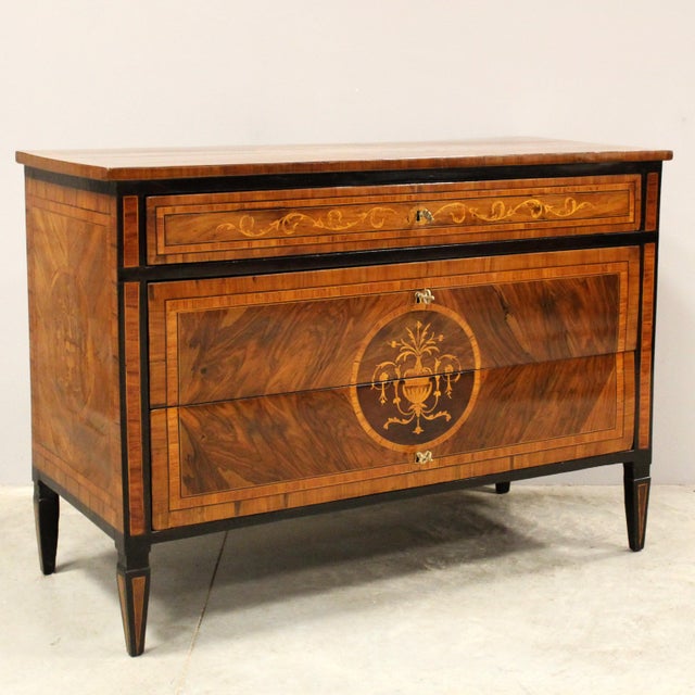 Louis XVI chest of drawers with three drawers In walnut, elegantly inlaid and trimmed with walnut veneer 18th century -...