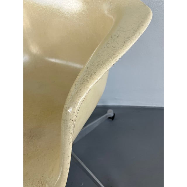 Early Eames for Herman Miller, Dat1 Fiberglass Rolling Armchair, Marked, Circa 1959-62 For Sale - Image 13 of 13