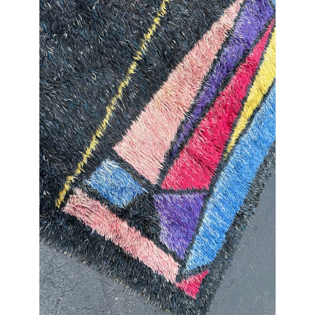 This vintage mid-century modern rug is a true gem for collectors and enthusiasts alike. Made in Denmark in the 1960s-70s,...