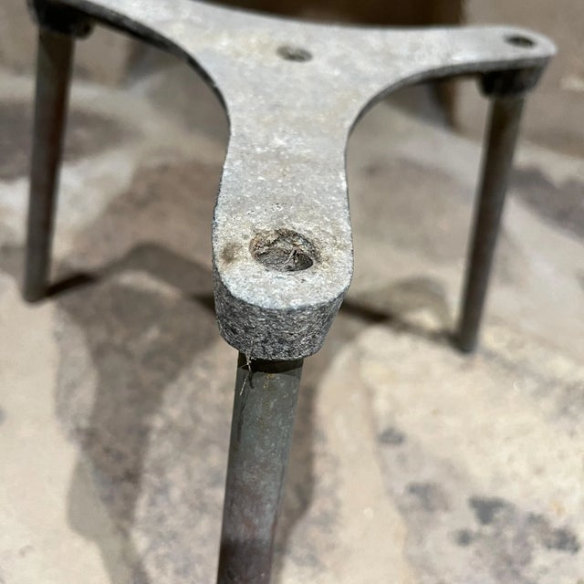 Light Gray 1950s Mid-Century Modern Tripod Planter Pedestal Stand in Patinated Aluminum For Sale - Image 8 of 9