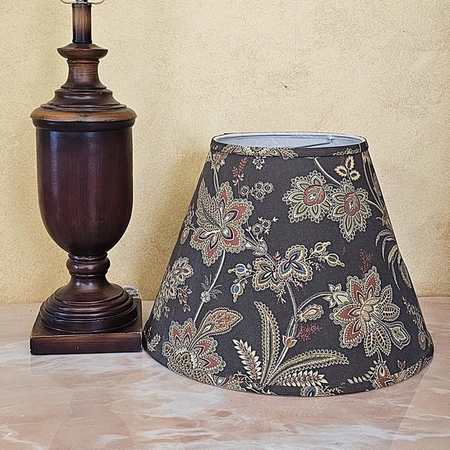 Vintage Traditional Wood-Look Urn Table Lamp With Floral Botanical Shade For Sale - Image 15 of 18