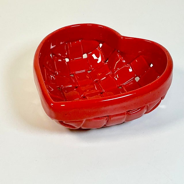 1980s Vintage Italian Majolica Boho Chic Valentine Woven Pottery Heart Bowl For Sale - Image 4 of 12