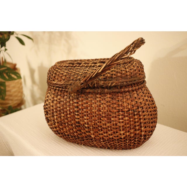 Early 20th Century Antique Amish Kavli Hand-Woven Wicker Lidded Storage Basket For Sale - Image 12 of 16