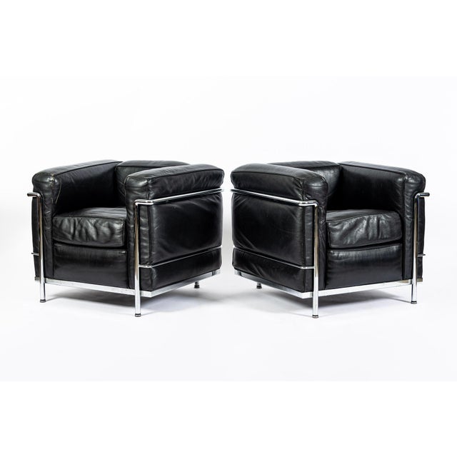 Mid-Century Modern Pair of Cassina Lc2 Black Leather Petit Lounge Chairs by Le Corbusier For Sale - Image 3 of 18