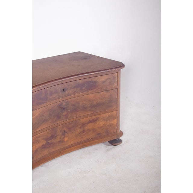 English Serpentine Chest of Drawers in Wood, 1920s For Sale - Image 4 of 8