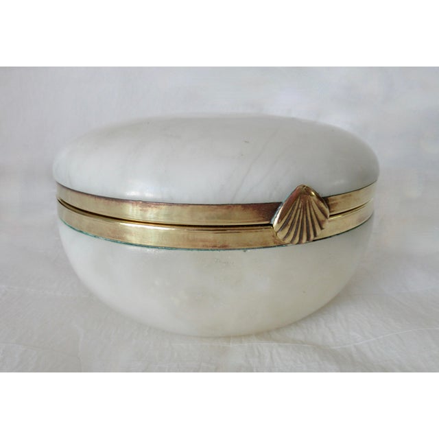 C.1970's Vintage Italian Alabaster Marble & Brass Round Lidded Keepsake Box For Sale - Image 4 of 18