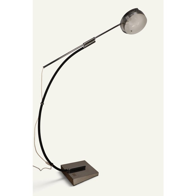 Stunning arc floor lamp with a swing arm, typical of 1970s design. Its slender silhouette and articulated arm offer a...