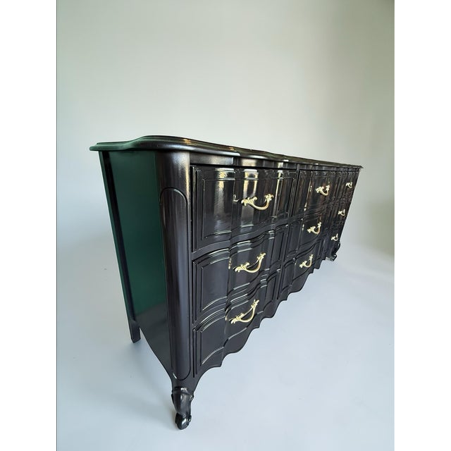 1970s 1970s French Provincial 9-Drawer Dresser in Black Lacquer With Gold Hardware For Sale - Image 5 of 9