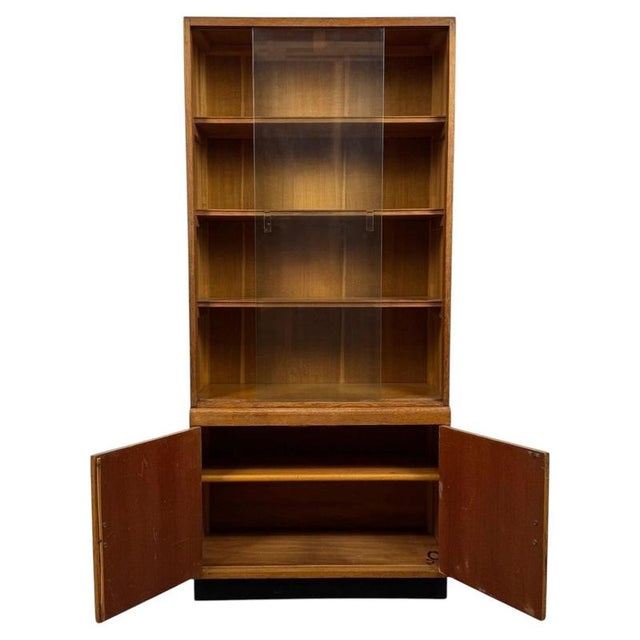 A handsome and highly practical vintage 20th-century display cabinet, beautifully constructed in golden oak and offering...