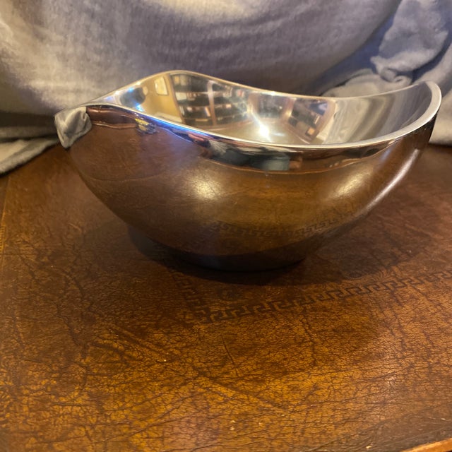 Beautiful, pristine example of the iconic Nambé #527 Tri-Corner 9-inch bowl. Designed by legendary mid-century modernist...