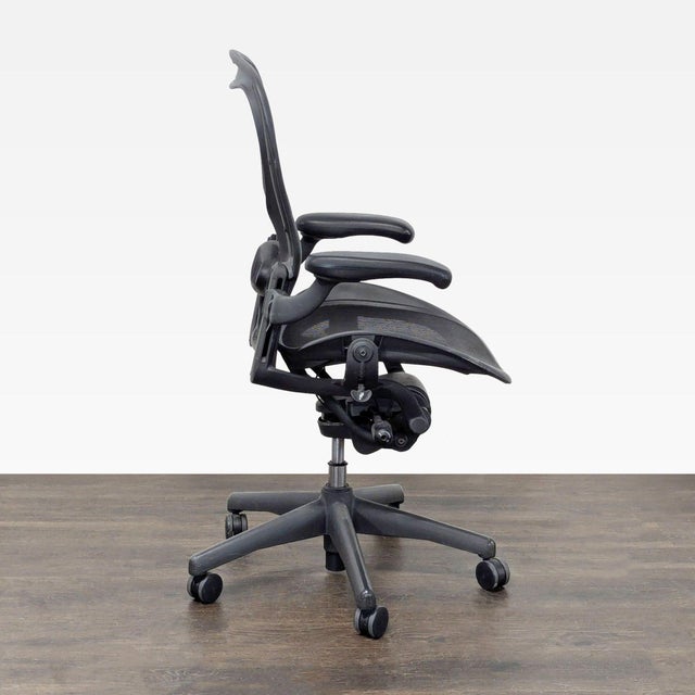 Herman Miller Herman Miller Aeron Size C Ergonomic Office Chair - Adjustable, Black Mesh For Sale - Image 4 of 9