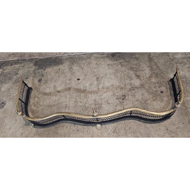 Brass Brass and Steel Woven Serpentine Fireplace Fender With Wreath Designs & Paw Feet For Sale - Image 8 of 9